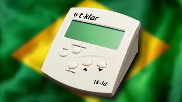 Montagem sobrepõe Bina em bandeira do Brasil - Divulgação / Amazon / Domínio Público