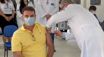 Flávio sendo vacinado - Divulgação / Vídeo / Flávio Bolsonaro