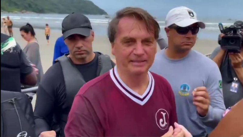 Bolsonaro rodeado de admiradores em praia