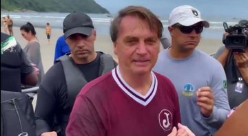 Bolsonaro rodeado de admiradores em praia - Divulgação / G1