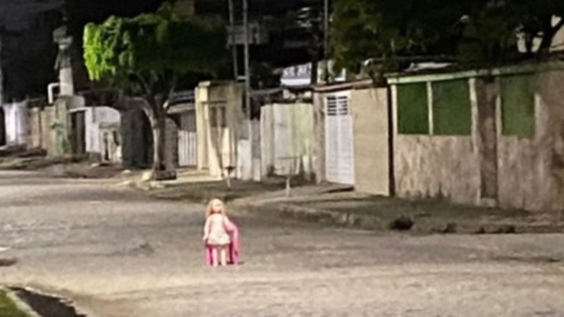 Boneca colocada no meio da rua - Divulgação/Twitter/Matheus Fatta