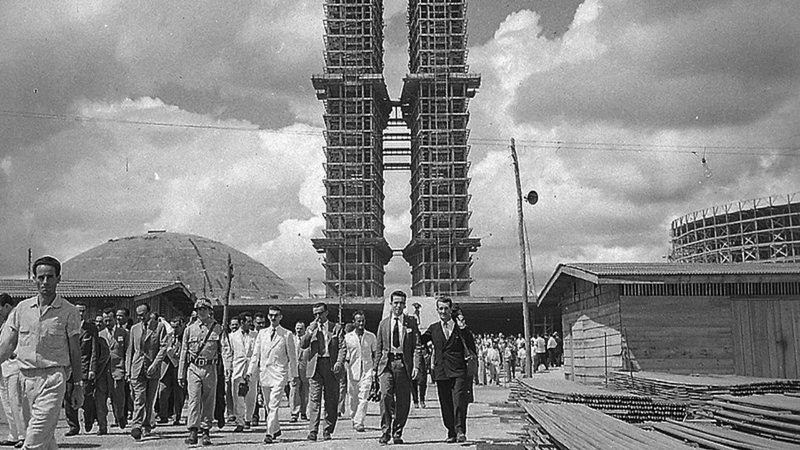 Obra do edifício-sede do Congresso Nacional em Brasília, no ano de 1959 - Arquivo Nacional via Wikimedia Commons