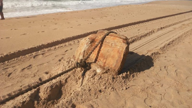 Um dos objetos encontrados em praia da Bahia - Divulgação/ Limpurb