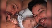 Casal em fotografia com o bebê durante os dias de adoção - Divulgação / Facebook