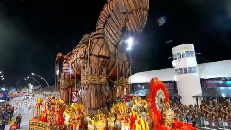 Escola de samba paulista reproduz histórico Cavalo de Troia em