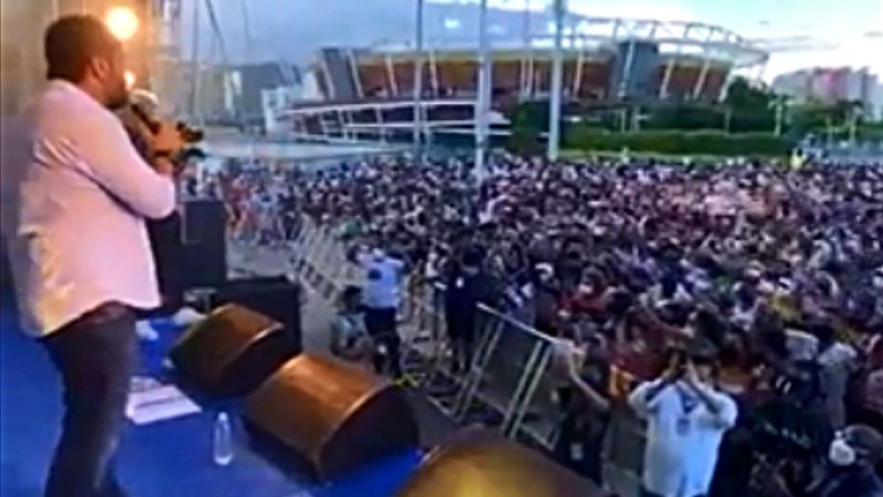 Cláudio canta para multidão de fiéis - Divulgação / Twitter / claudiocastrorj
