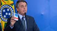 Bolsonaro segura caixa do medicamento cloroquina (2020) - Getty Images