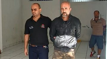 Cravinhos sendo conduzido para viatura após tentativa de suborno - Divulgação / YouTube / TV Globo