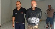 Cravinhos sendo conduzido para viatura após tentativa de suborno - Divulgação / YouTube / TV Globo