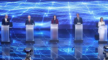 Candidatos durante debate presidencial da Bandeirantes - Getty Images