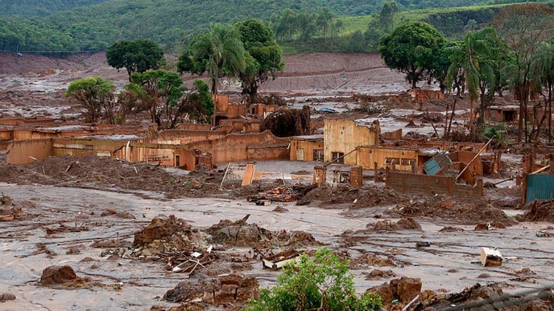 Fotografia de município atingido pelos dejetos liberados pela barragem