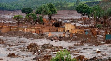 Fotografia de município atingido pelos dejetos liberados pela barragem. - Wikimedia Commons