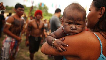 Mulher indígena segura bebê no colo - Getty Images