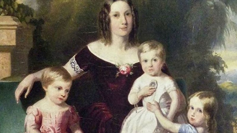 Pedro Afonso sentado no colo de sua mãe, a imperatriz Teresa Cristina, e suas duas irmãs, Isabel e Leopoldina - Wikimedia Commons