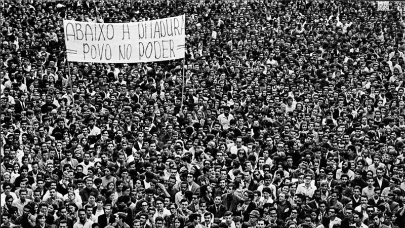 Protesto contra a ditadura militar em 1968, no Rio de Janeiro - Reprodução/Twitter/HistoriadaClasseTrabalhadora