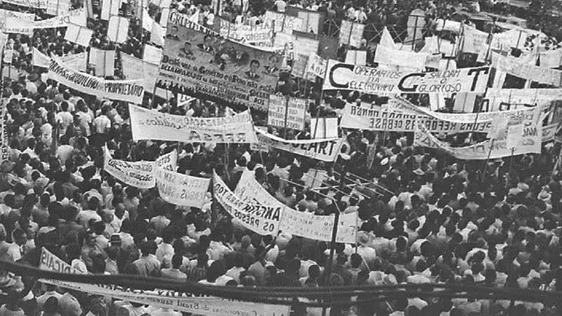 Foto da passeata do Comício Nacional em 13 de março de 1964 - Wikimedia Commons / Arquivo Nacional