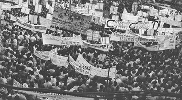 Foto da passeata do Comício Nacional em 13 de março de 1964 - Wikimedia Commons / Arquivo Nacional