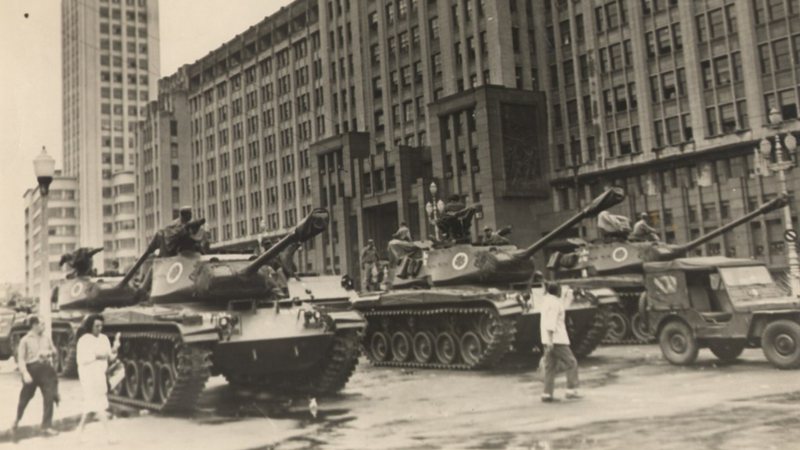 Tanques na Avenida Presidente Vargas, no Rio de Janeiro, em 2 de abril de 1964 - Arquivo Nacional, via Wikimedia Commons
