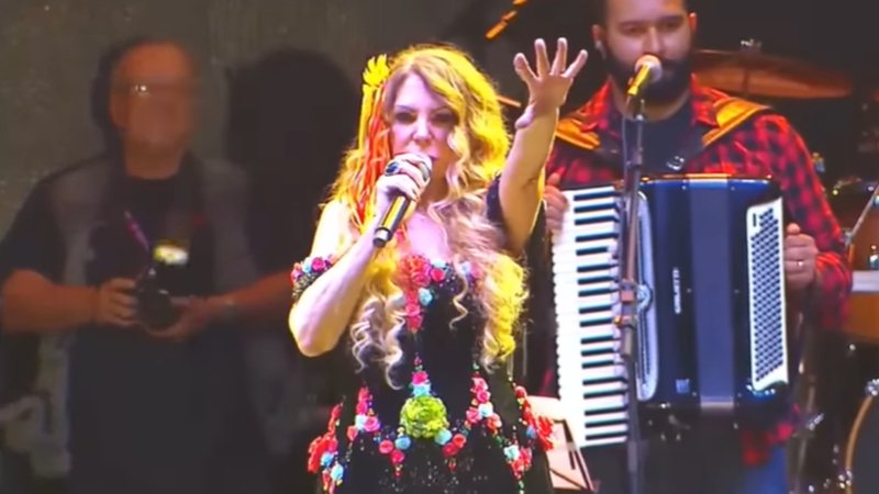 Elba Ramalho, cantora paraibana, em apresentação de São João em Salvador, na Bahia - Reprodução/YouTube/O Antagonista