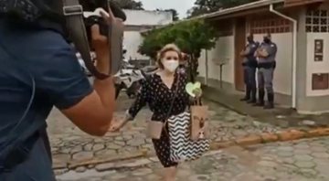 Elize caminha após saidinha da prisão - Divulgação / Vídeo / TV Vanguarda