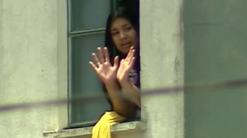 Eloá na janela de seu apartamento durante o sequestro - Reprodução/Vídeo/YouTube