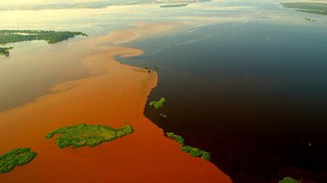 Encontro das Águas, fenômeno que acontece entre os rios Tapajós e Amazonas - Foto por James Martins pelo Wikimedia Commons