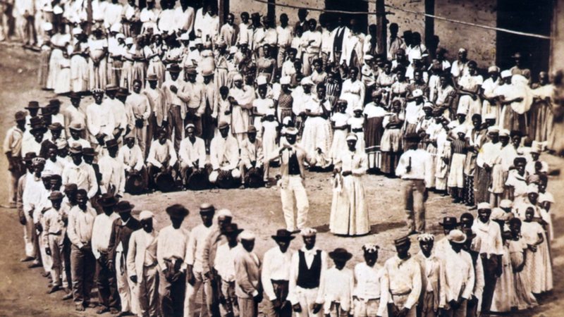 Escravizados numa fazenda na província de Minas Gerais, 1876 - Coleção Princesa Isabel: Fotografia do século XIX, via Wikimedia Commons