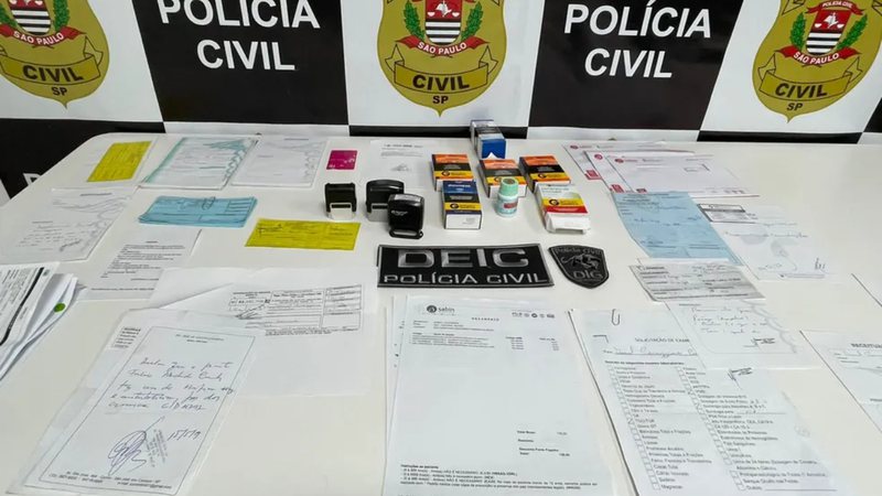 Remédios, receitas falsificadas e outras provas do falso exercício da medicina no caso - Divulgação/Polícia Civil