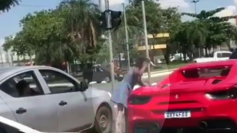 Ferrari sendo arranhada em um farol de Goiânia - Divulgação/Redes sociais/g1