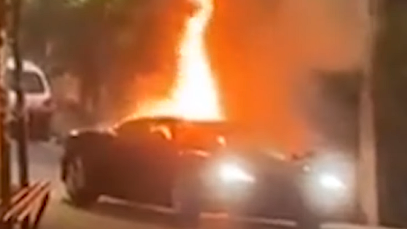 Imagem da Ferrari em chamas na madrugada do dia 7 de fevereiro - Divulgação / Youtube (Poder 360)
