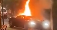Imagem da Ferrari em chamas na madrugada do dia 7 de fevereiro - Divulgação / Youtube (Poder 360)