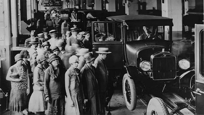Divulgação/ Ford - Pessoas visitando a fábrica da Ford em 1922