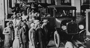 Divulgação/ Ford - Pessoas visitando a fábrica da Ford em 1922