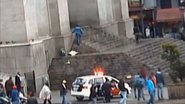 Imagem de câmera de segurança que registrou Francisco Erasmo Rodrigues de Lima subindo escadaria para salvar refém - Reprodução/Vídeo