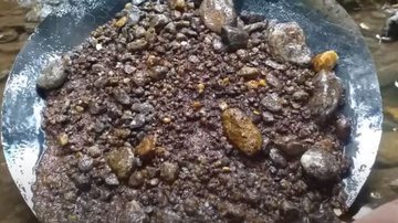 Imagem de separação do ouro de outras substâncias através do garimpo - Reprodução/Vídeo/Garimpeiro solitário