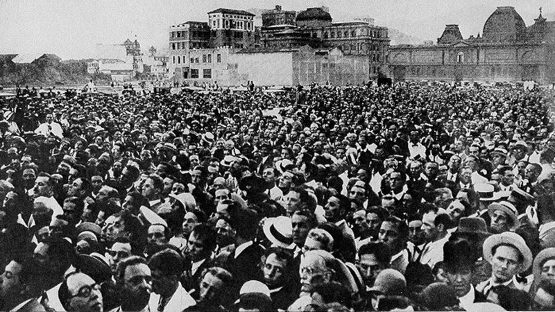 Multidão na esplanada do Castelo, em março de 1930 - Divulgação / FGV
