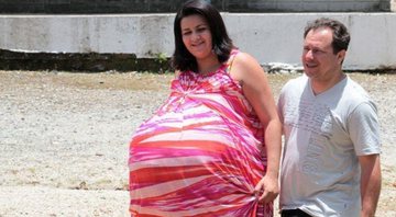 Grávida de Taubaté caminha com o marido em 2011 - Divulgação / RecordTV