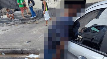 Homem morto encostado em carro - Divulgação/Redes Sociais/Santos Cidade