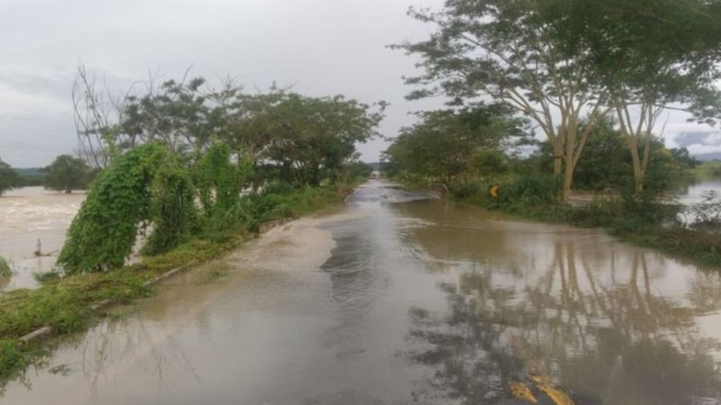 Rio transbordado devido às chuvas no norte de Minas Gerais