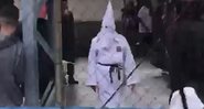 Professor caminha com fantasia da KKK - Divulgação / YouTube