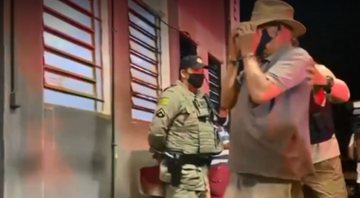 Homem sendo preso por suspeita de ajudar Lázaro Barbosa - Divulgação/Jornal da Globo/ G1