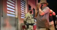 Homem sendo preso por suspeita de ajudar Lázaro Barbosa - Divulgação/Jornal da Globo/ G1