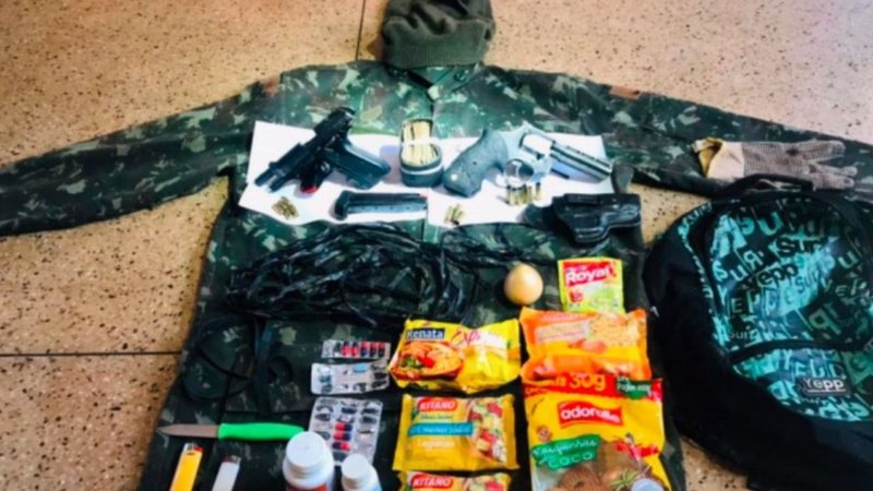 Itens encontrados na mochila de Lázaro Barbosa - Divulgação/ Polícia Militar/ G1