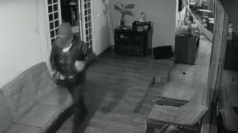 Lázaro foi registrado em câmera de segurança - Divulgação/Youtube/SBT Jornalismo