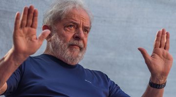 Lula levanta as mãos durante manifestação de apoio, em 2019 - Getty Images