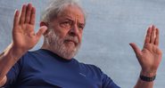 Lula levanta as mãos durante manifestação de apoio, em 2019 - Getty Images