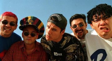 Os membros reunidos em uma fotografia da década de 90 - Divulgação