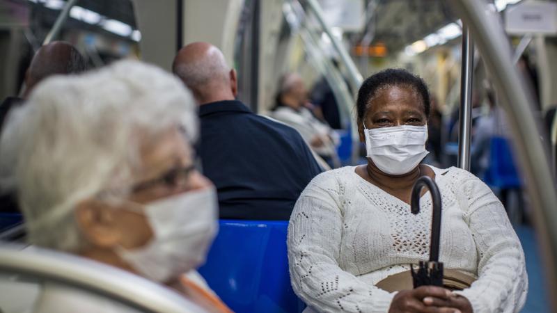 Pessoas usando máscaras no metrô de São Paulo (2020)