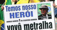 Manifestante segura faixa enaltecendo "Carlinhos Metralha", em 2015 - Divulgação / Facebook / Jornalistas Livres