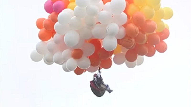 Padre Adelir Antônio de Carli durante voo com balões - Reprodução/Video/YouTube